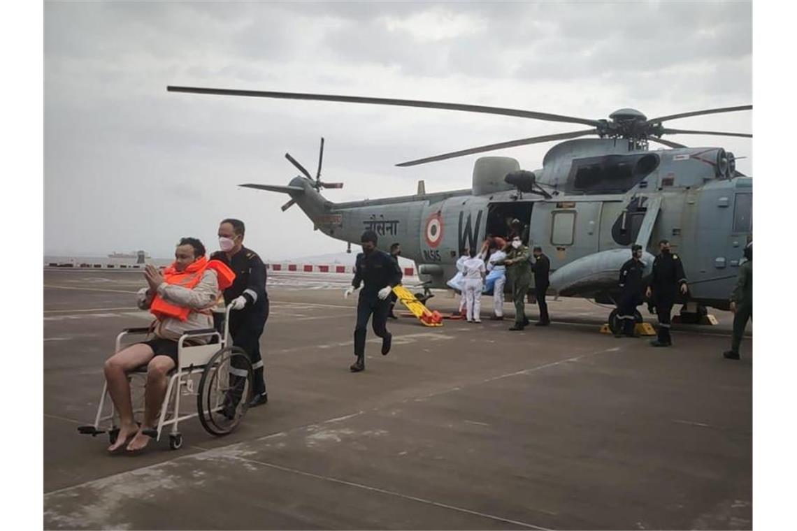 Indische Marine: Lastkahn sinkt bei Zyklon Rettungsaktion der indischen Marine nach dem Zyklon Tauktae. Foto: -/AP/dpa