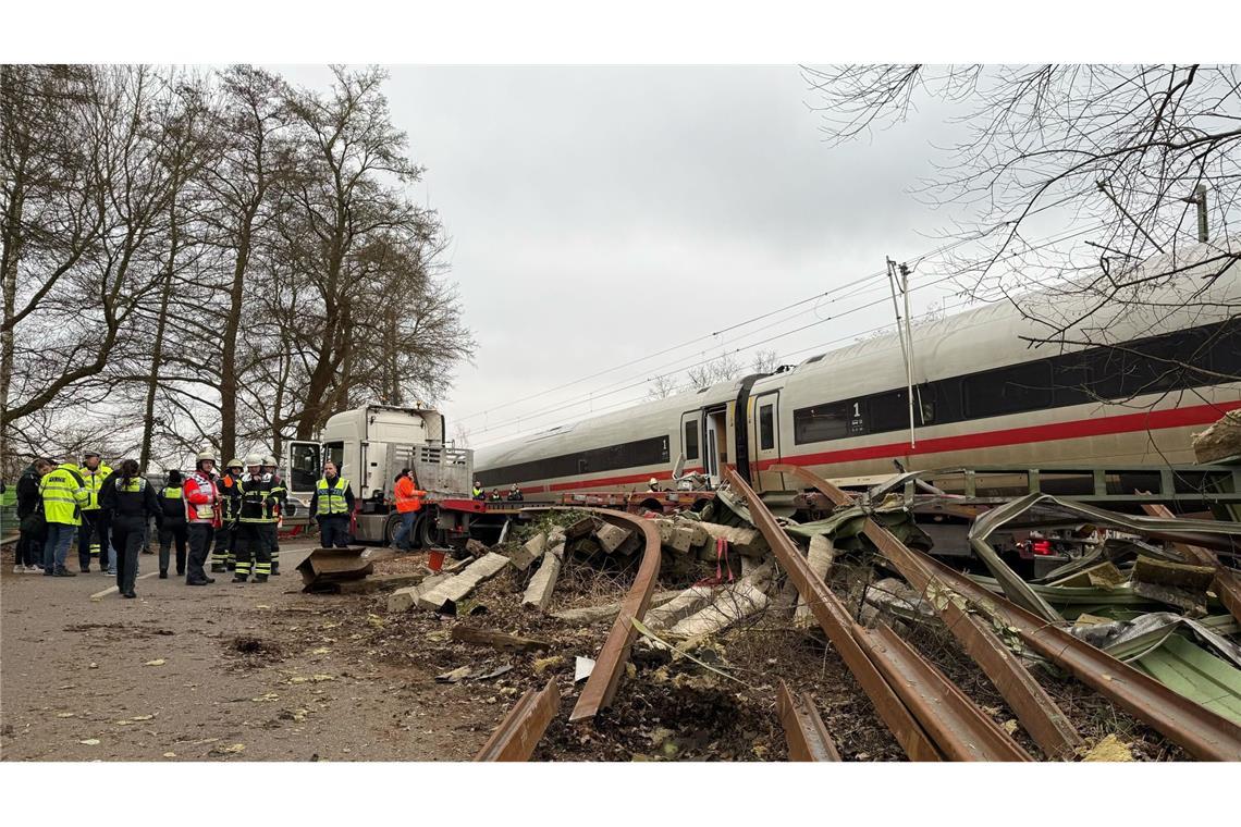 Rettungskräfte arbeiten an der Unfallstelle. In Hamburg-Harburg war ein ICE gegen einen Sattelzug gefahren (Archivfoto).