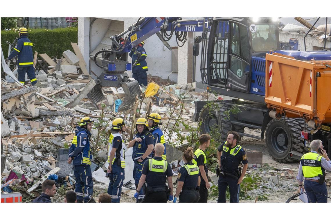 Rettungskräfte arbeiten an der Unglücksstelle.