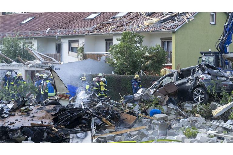 Rettungskräfte arbeiten an der Unglücksstelle. In Bayern ist der Polizei zufolge nach einer Explosion ein Reiheneckhaus eingestürzt.
