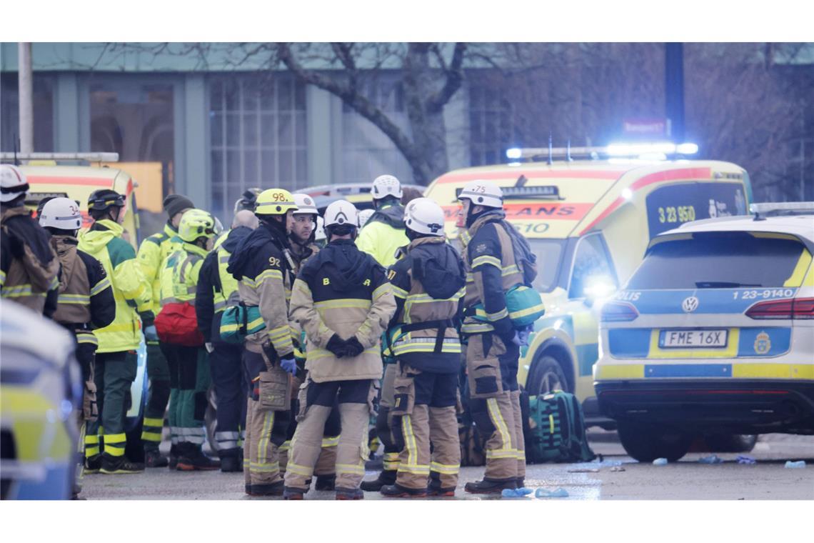 Rettungskräfte arbeiten vor der Risbergska-Schule in Örebro.