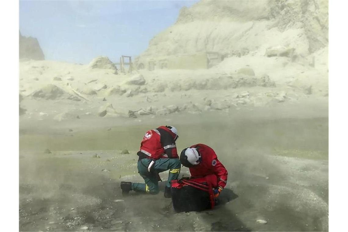 Vulkaninsel jetzt Todeszone - Auch vier Deutsche verletzt Rettungskräfte auf der Vulkaninsel White Island. Aus der Touristeninsel ist nach dem Ausbruch von Neuseelands gefährlichstem Vulkan eine Todeszone geworden. Foto: -/XinHua/dpa