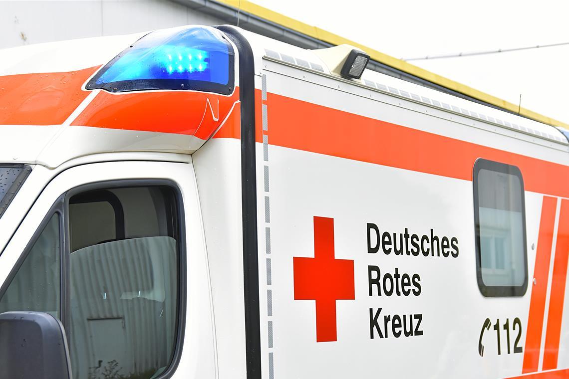 Rettungskräfte brachten die 70-Jährige in ein Krankenhaus. Symbolbild: Tobias Sellmaier