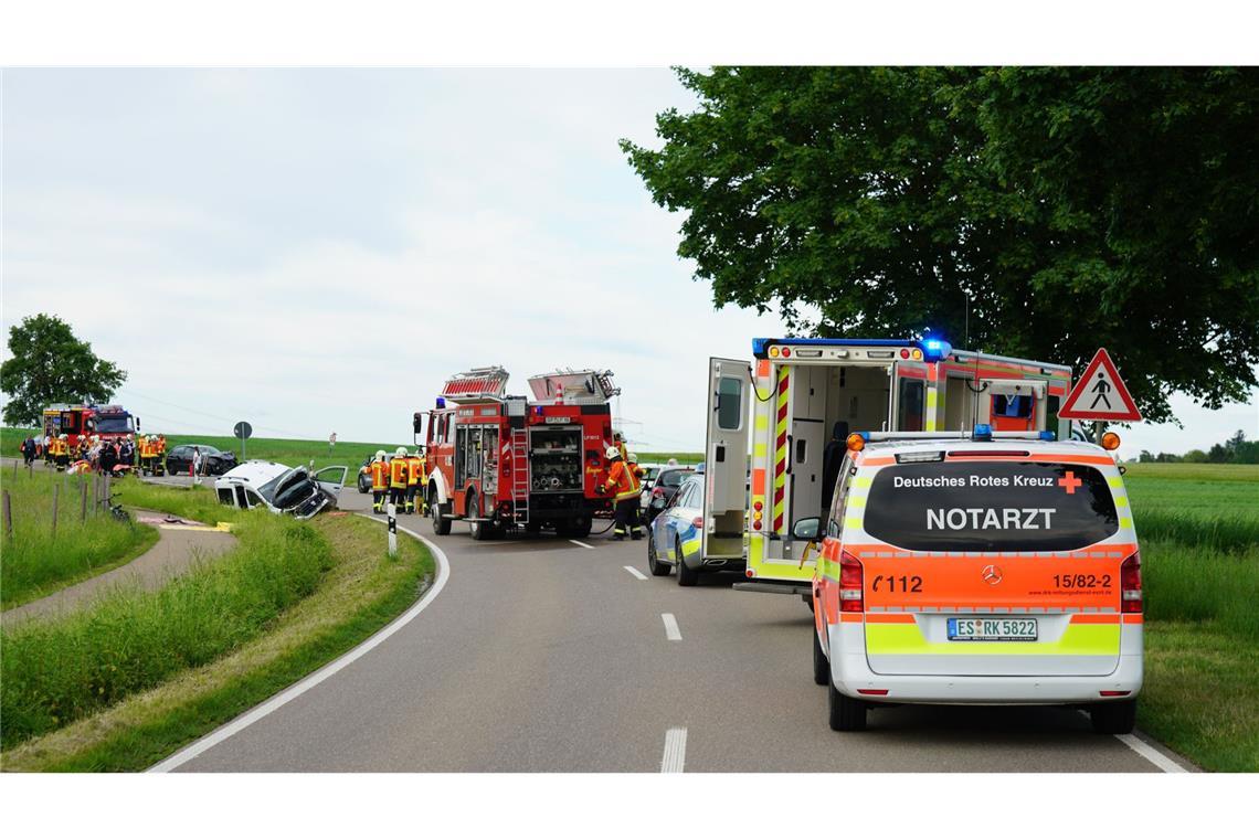 Rettungskräfte brachten die Unfallbeteiligten ins Krankenhaus.