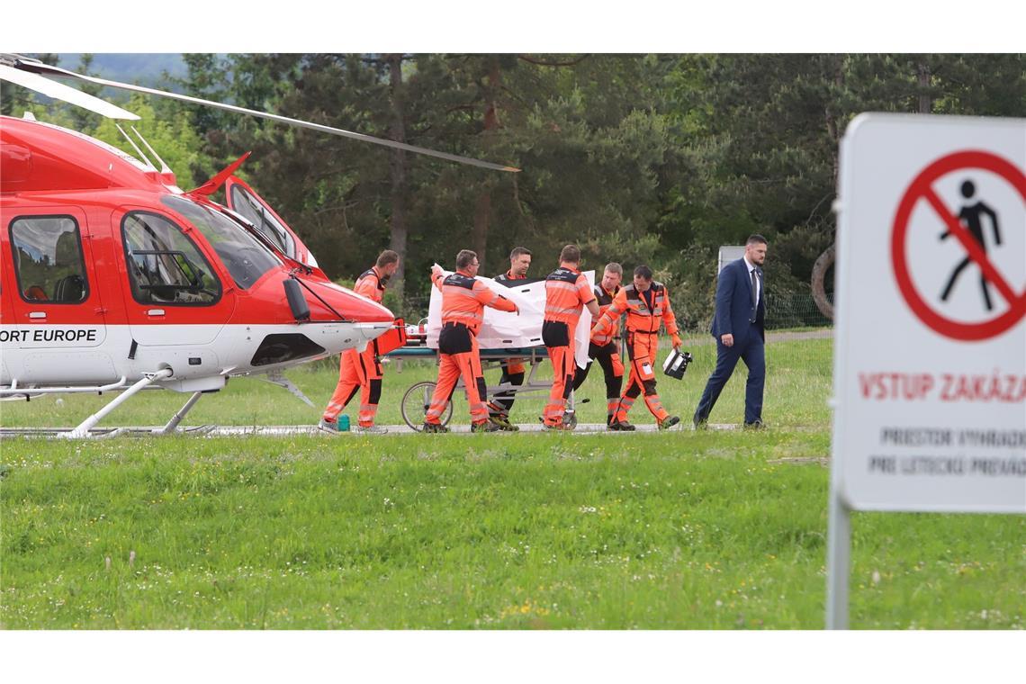 Rettungskräfte bringen den verletzten Robert Fico aus einem Rettungshubschrauber in ein Krankenhaus in Banska Bystrica.