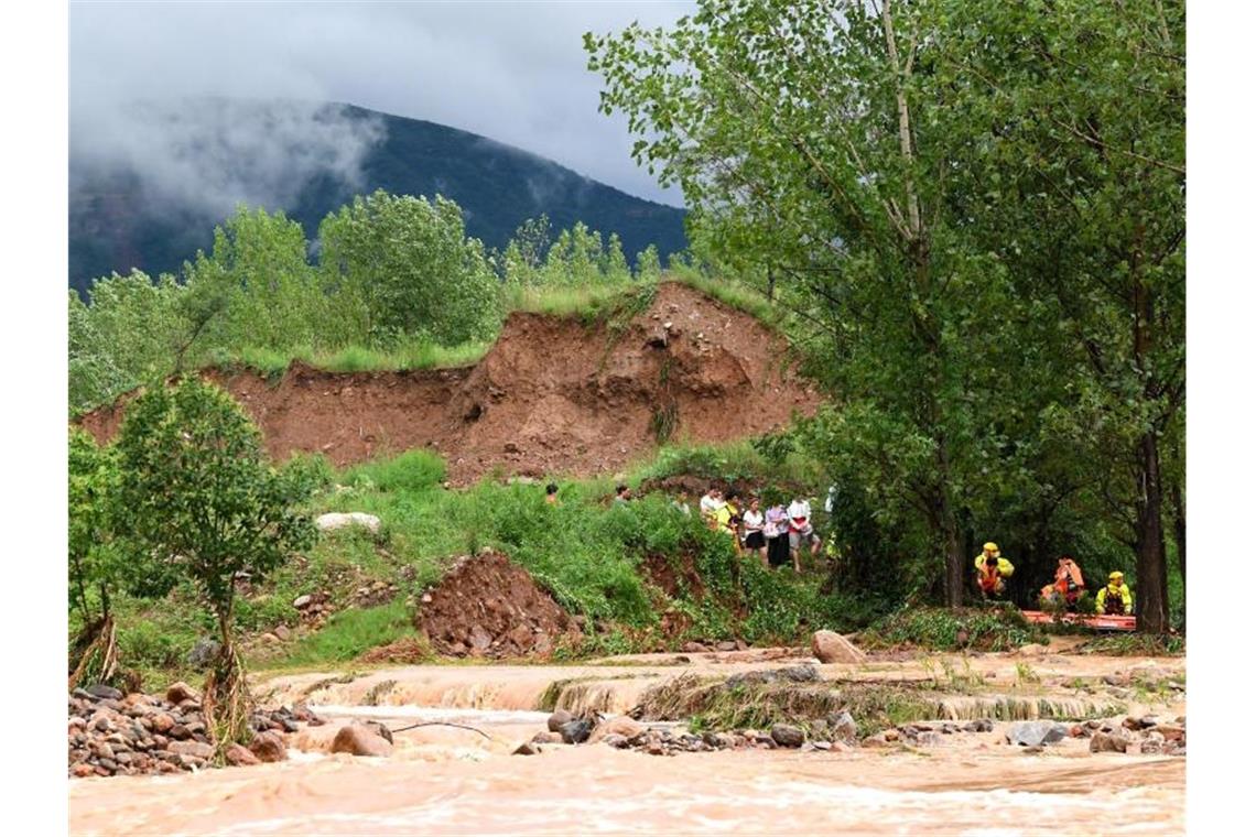 Überschwemmungen stürzen chinesische Metropole ins Chaos Rettungskräfte evakuieren Bewohner aus dem Dorf Longtou in der Stadt Dengfeng. Foto: Hao Yuan/XinHua/dpa