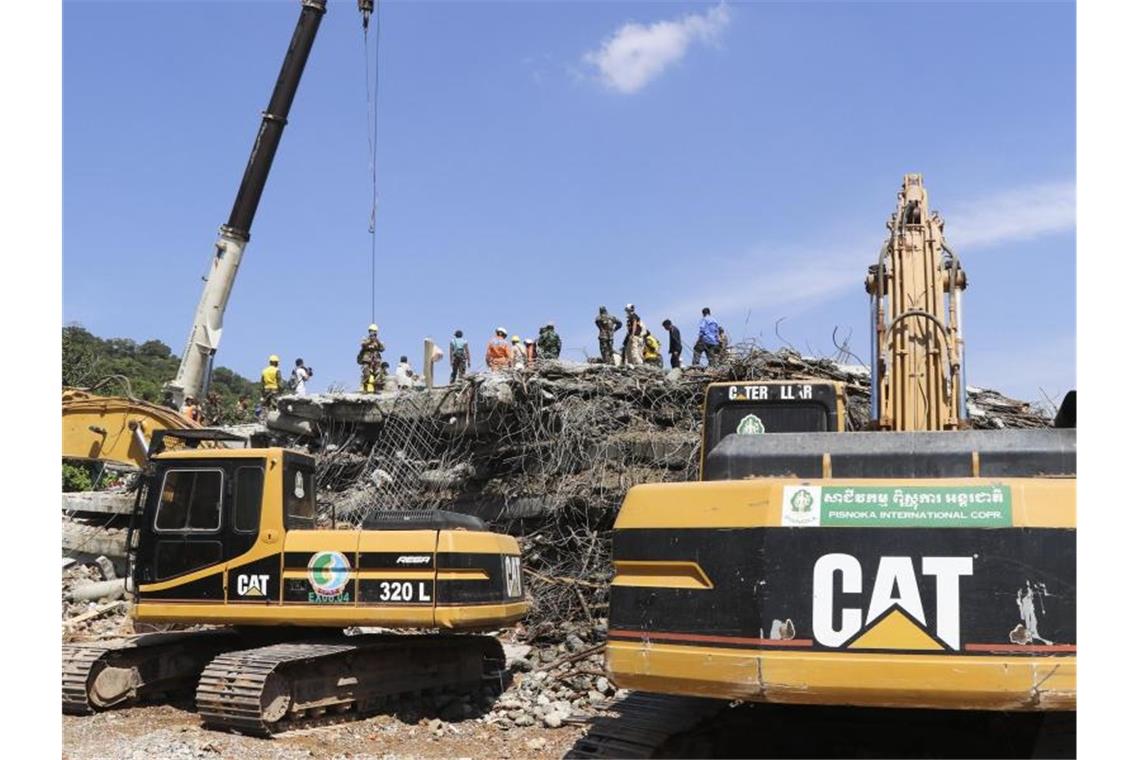 36 Tote bei Gebäude-Einsturz in Kambodscha Rettungskräfte fuhren eine Rettungsaktion in einem eingestürzten Gebäude in der Provinz Kep im Süden Kambodschas durch. Foto: Mao Pengfei/XinHua/dpa