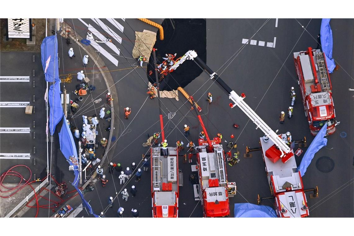 Rettungskräfte holten einen Mann aus diesem Erdloch in Japan.