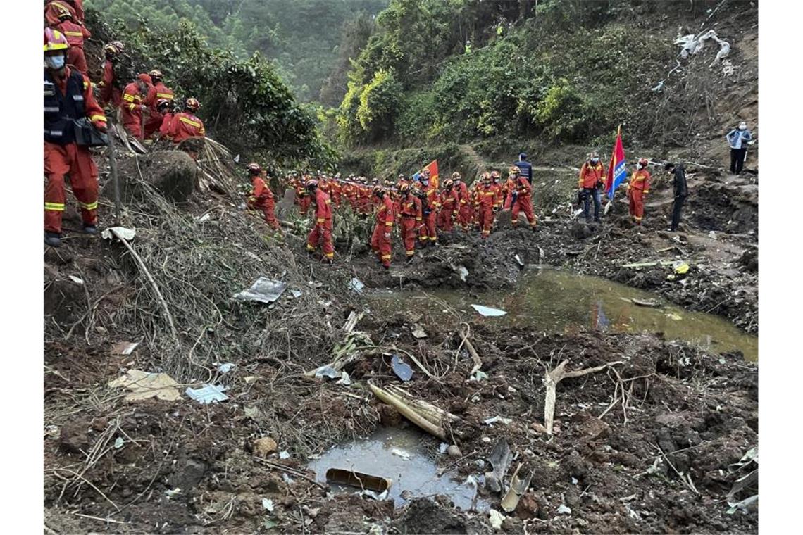 Bislang keine Überlebenden nach Flugzeugabsturz in China Rettungskräfte im Einsatz. Foto: Zhou Hua/Xinhua/AP/dpa