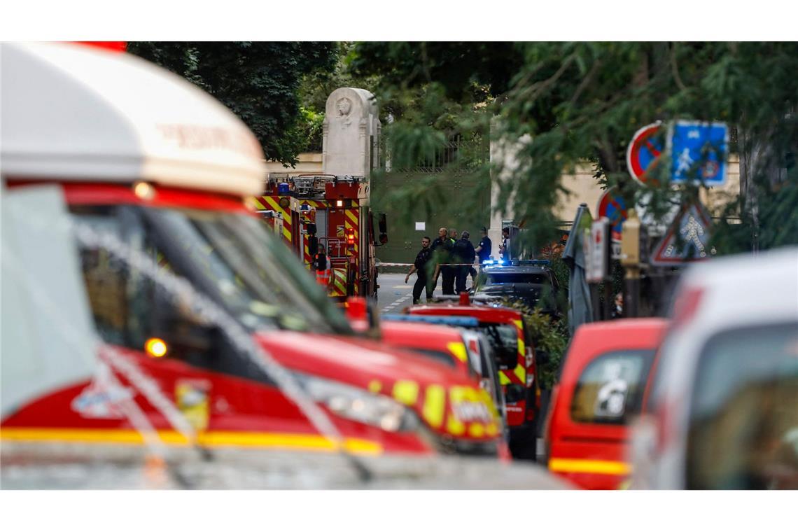 Rettungskräfte kümmern sich nach dem Unfall um die Verletzten, viele Zeugen stehen unter Schock.