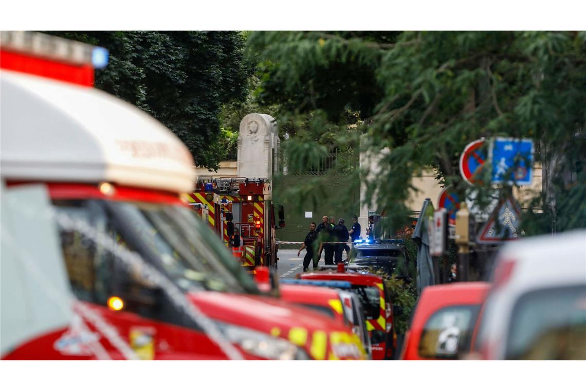 Rettungskräfte kümmern sich nach dem Unfall um die Verletzten, viele Zeugen stehen unter Schock.