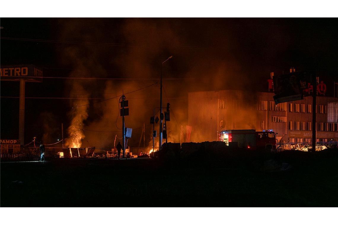 Rettungskräfte löschen das Feuer in Charkiw.