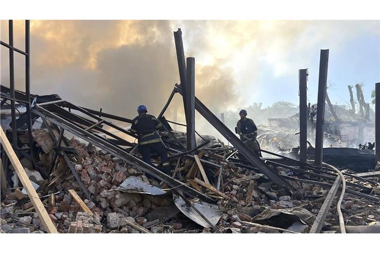 Rettungskräfte löschen einen Brand nach einem Angriff. (Archivbild)