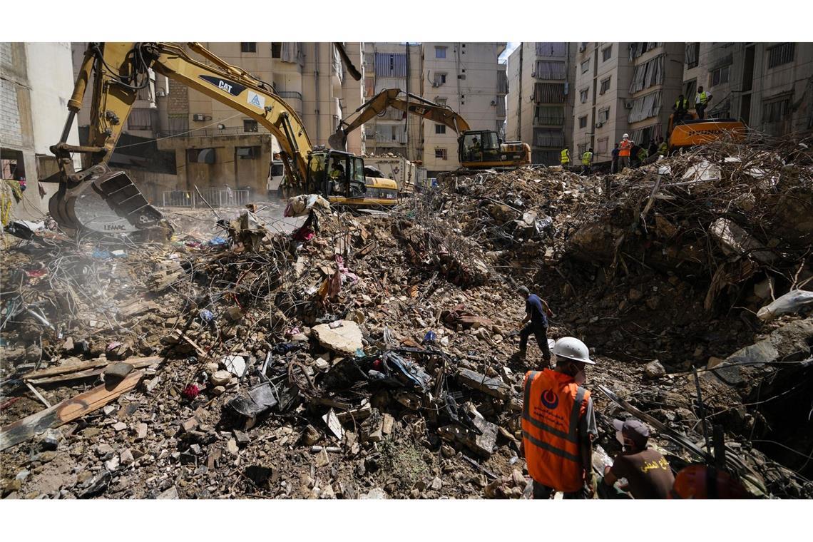 Rettungskräfte setzen Bagger ein, um die Trümmer des israelischen Angriffs in den südlichen Vororten in Beirut zu beseitigen (Archvfoto).