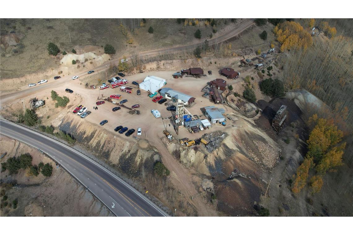 Rettungskräfte stehen vor der Mollie Kathleen Goldmine in Colorado.