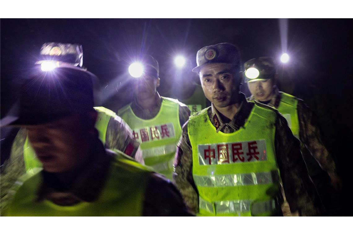 Rettungskräfte suchen Verschüttete nach einem Erdrutsch in Südwestchina.