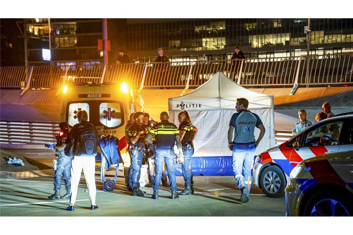 Rettungskräfte und Polizei sind nach einer Messerattacke in Rotterdam am Tatort im Einsatz