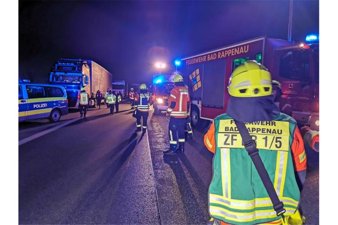 Rettungskräfte versammeln sich an der Unfallstelle. Ein Mensch ist bei einem Unfall auf der A6 nahe Heilbronn ums Leben gekommen. Foto: Julian Buchner/Einsatz-Report24/dpa