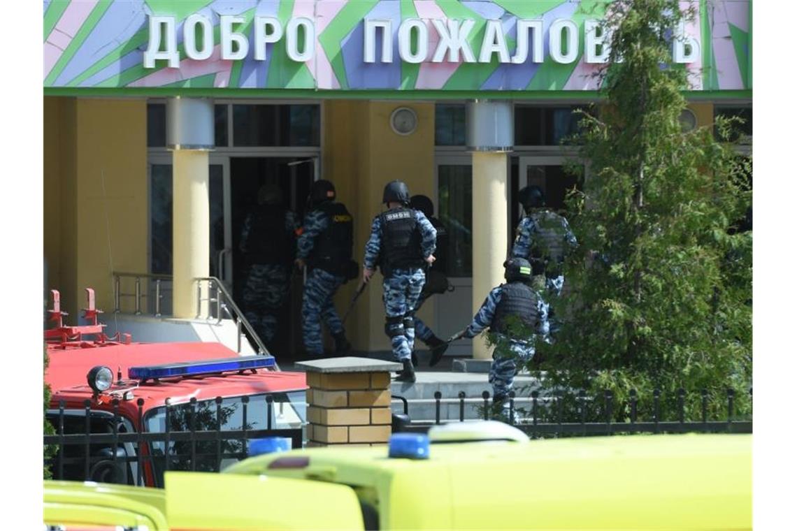 Mehrere Tote bei Angriff auf russische Schule Rettungswagen und Polizeifahrzeuge mit Blaulicht und Sirene: der Tatort in der russischen Stadt Kasan nach dem tödlichen Angriff. Foto: Maksim Bogodvid/Sputnik/dpa