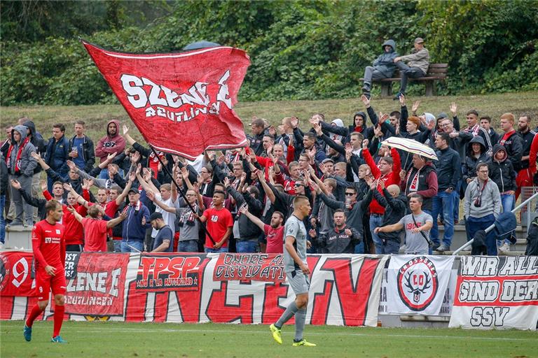 Reutlingens Szene E war beim Skandalspiel im August 2018 in den Etzwiesen vor Ort und kündigt sich für Sonntag erneut an. Foto: A. Becher