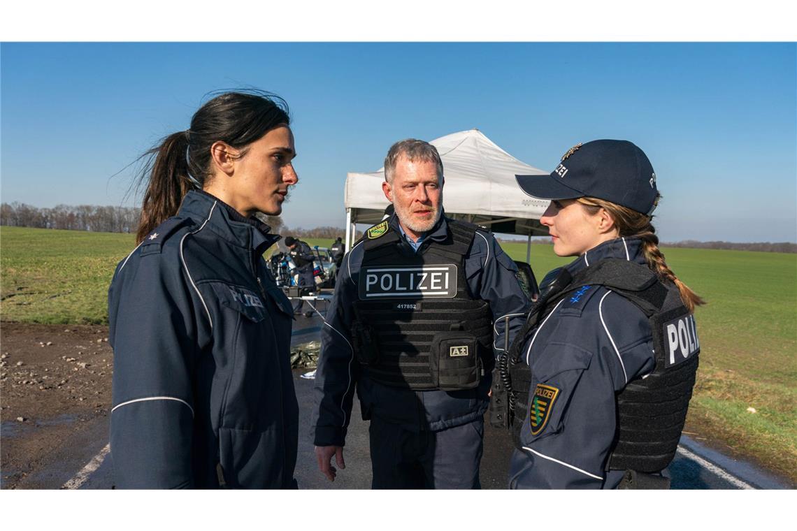 Revierchef Jens Riebold (Andreas Lust) suspendiert Anna Stade (Paula Kroh)  und Leila Demiray (Aybi Era, li.) Die jungen Kolleginnen  sind vom Tatort geflüchtet.