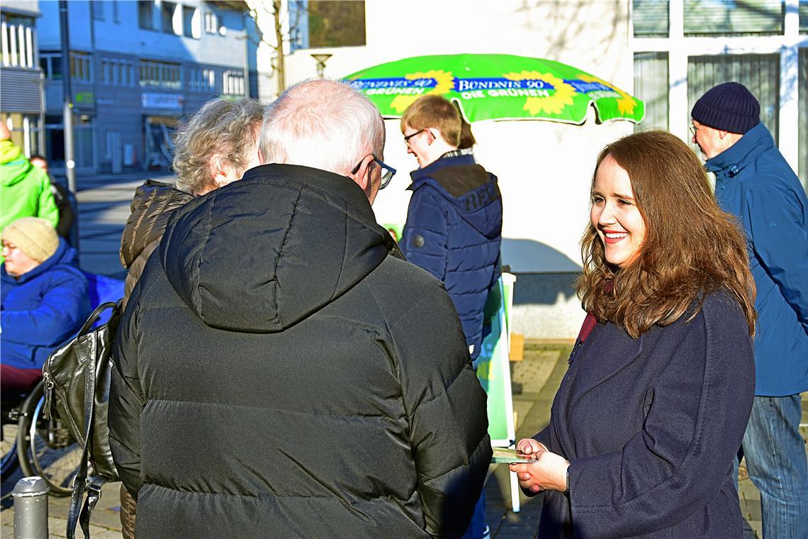 Ricarda Lang (Grüne) ist in Backnang eine gefragte Gesprächspartnerin. Foto: Tobias Sellmaier