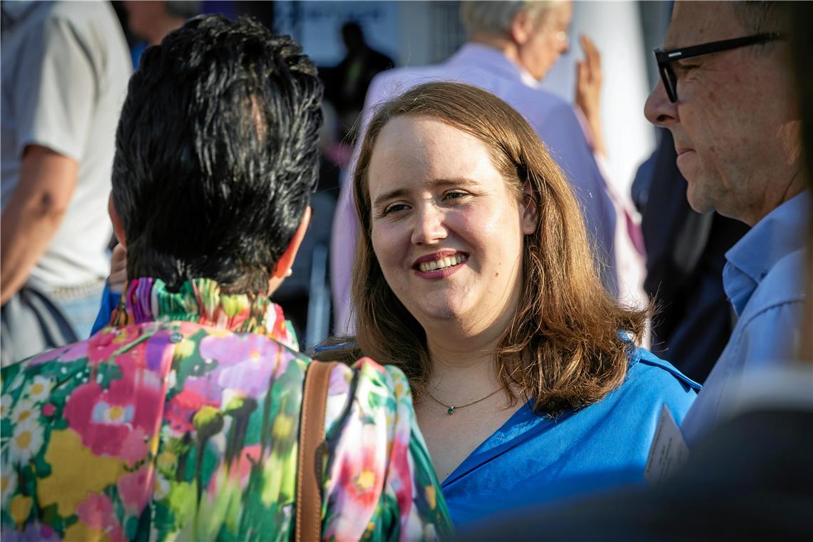 Ricarda Lang im Gespräch mit Besuchern der Backnanger Wirtschaftsgespräche. Künftig wird die Abgeordnete mehr Zeit für die Arbeit im Wahlkreis haben. Foto: Alexander Becher