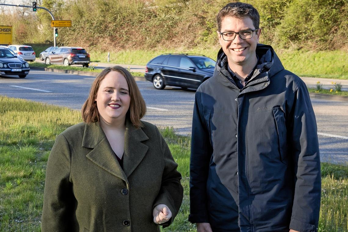 Ricarda Lang zusammen mit Ralf Nentwich bei einem B-14-Ortstermin in Backnang im April. Foto: Alexander Becher