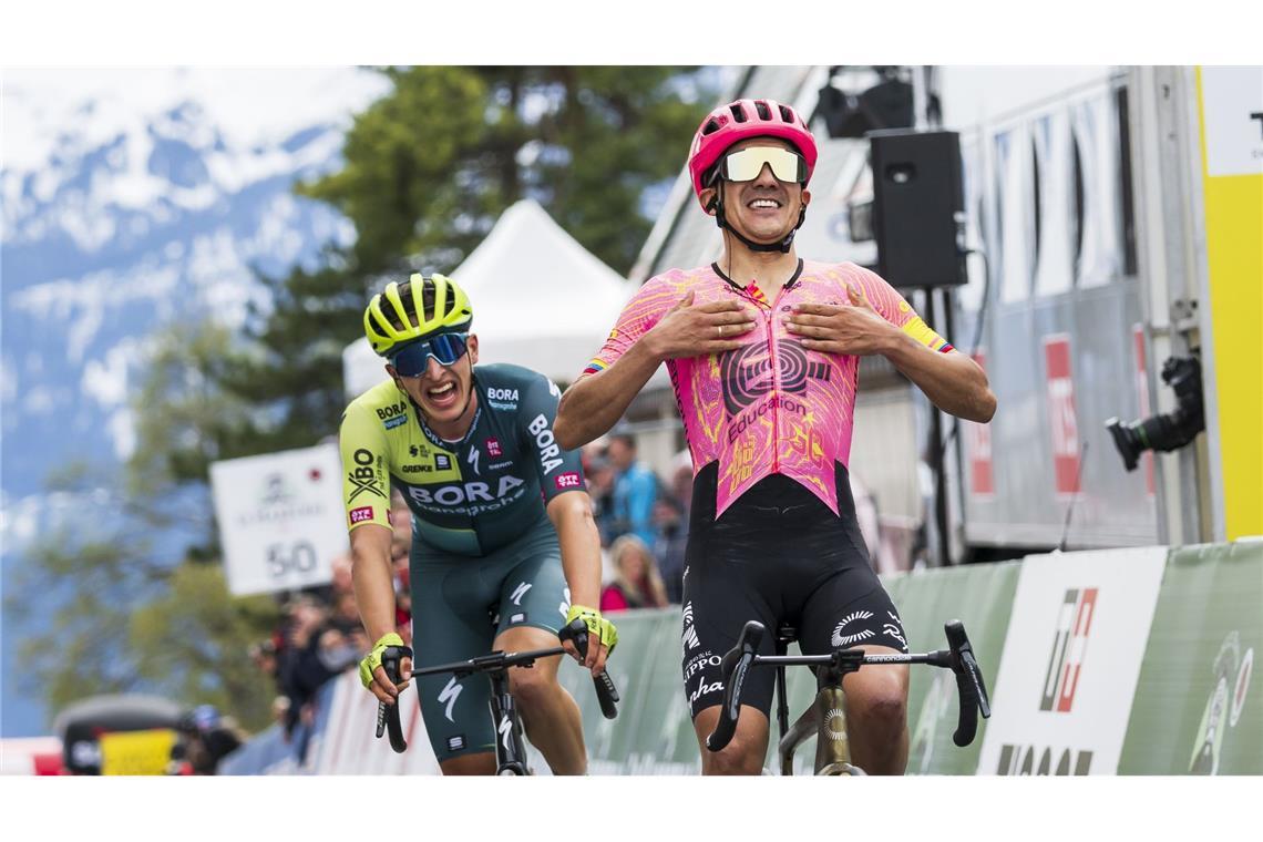 Richard Carapaz (r) setzte sich auf der vierten Etappe der Tour de Romandie knapp gegen Florian Lipowitz durch.