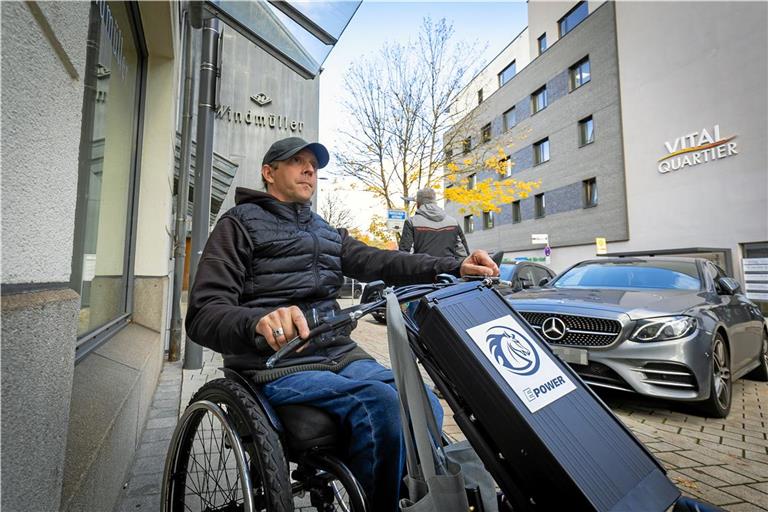 Backnang: Wegen Cannabis im Rollstuhl kontrolliert Rico Höhn ist in der Gerberstraße in der Backnanger Innenstadt von einer Polizeistreife kontrolliert worden. Foto: Alexander Becher