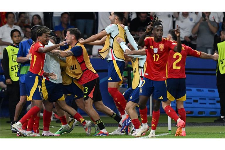 Riesenjubel bei Spanien nach dem 2:1-Siegtreffer.