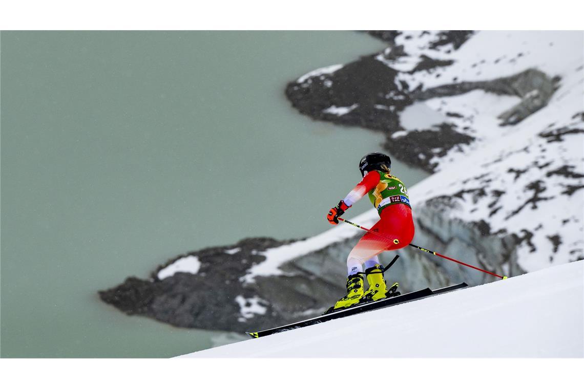 Riesenslalom in Sölden - die Schweizerin Simone Wild fährt die Piste runter.