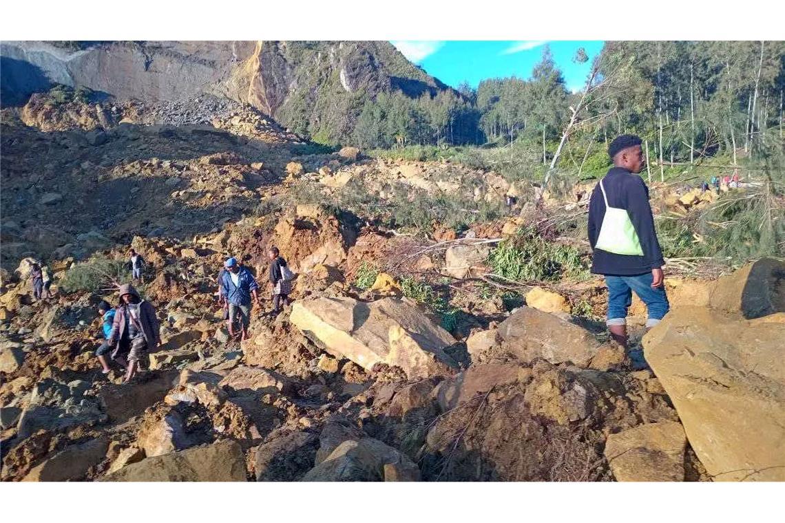 Riesige Steine und Erdmassen: Mehr als 100 Menschen könnten durch den Erdrutsch ihr Leben verloren haben.
