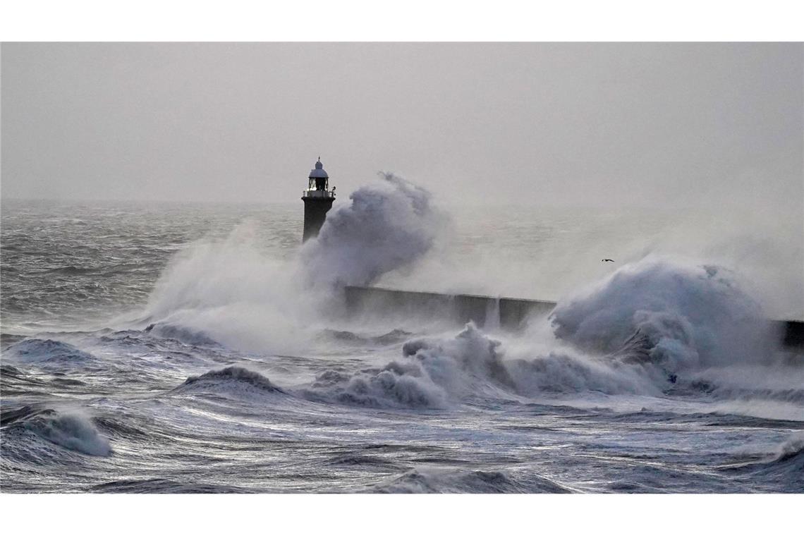 Riesige Wellen brechen in der Nähe des Leuchtturms am Pier in Tynemouth. Nachdem der Sturm "Darragh" das Vereinigte Königreich und Irland heimgesucht hat, ist die See noch aufgewühlt.