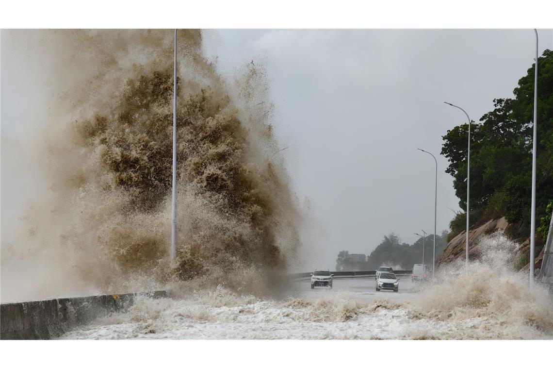 Riesige Wellen schlagen gegen die Küste des Kreises Xiapu in der südostchinesischen Provinz Fujian. Der Taifun brachte heftige Regenfälle mit sich.