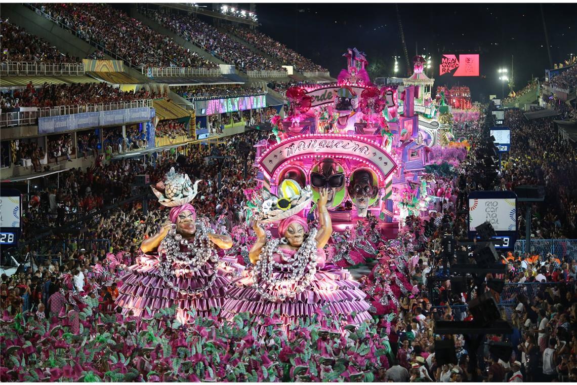 Rio de Janeiro  –  Parade der Sambaschule Mangueira, einer der beliebtesten Sambaschulen Rios, im Sambodrom (Foto vom 22. April 2022): Der Karneval in der brasilianischen Metropole  (portugiesisch: carnaval do Rio oder carnaval carioca) beginnt offiziell am Freitag vor Aschermittwoch und ist eine der Hauptattraktionen der Stadt. Die vielfarbige Parade der Sambaschulen gehört zu den größten Festen der Welt.