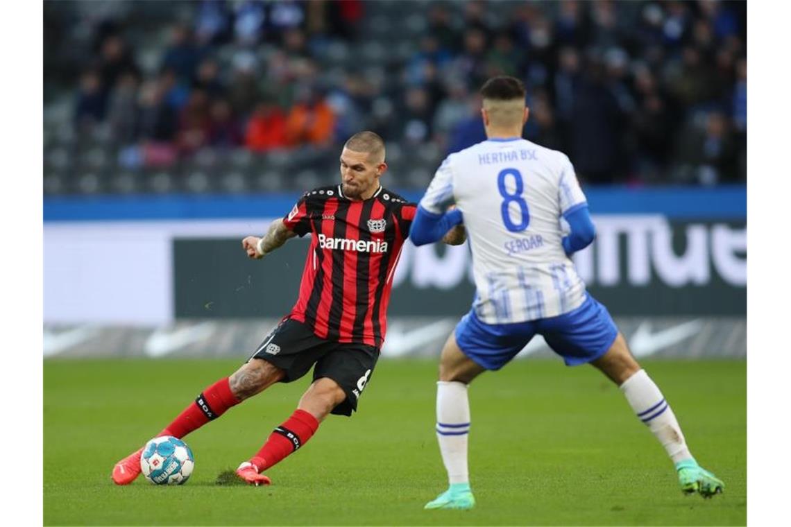 „Sau ärgerlich“: Hertha verschenkt Punkte gegen Leverkusen Robert Andrich (l) rettete Leverkusen gegen die Hertha einen späten Punkt. Foto: Andreas Gora/dpa