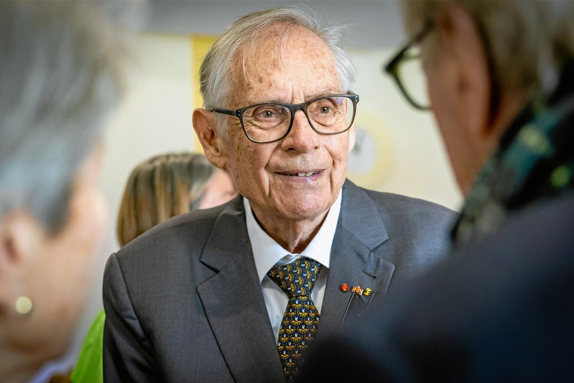 Robert Antretter nimmt im Hospizhaus in Backnang die Glückwünsche zahlreicher Weggefährten entgegen. Foto: Alexander Becher