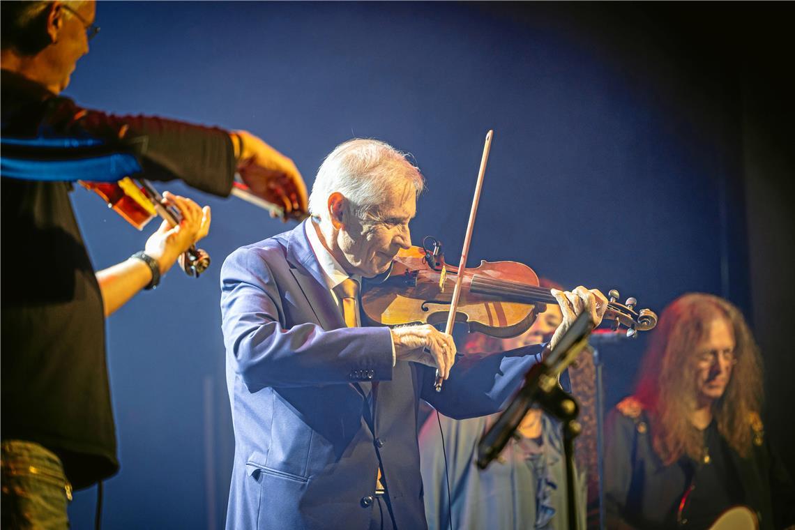 Robert Antretter spielt mit Wendrsonn „Die Gedanken sind frei“. Eines von vielen Highlights seines Abschiedsabends. Fotos: Alexander Becher