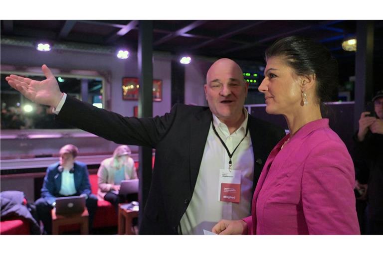 Robert Crumbach (BSW, l.), Fraktionsvorsitzender in Brandenburg, und Sahra Wagenknecht, Gründerin des BSW, beim Parteitag des BSW Brandenburg.