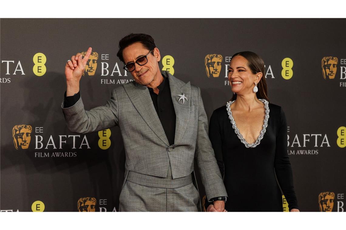 Robert Downey Jr., hier mit seiner Frau Susan, bekam den Bafta als bester Nebendarsteller für seine Rolle als Politiker Lewis Strauss in „Oppenheimer“.