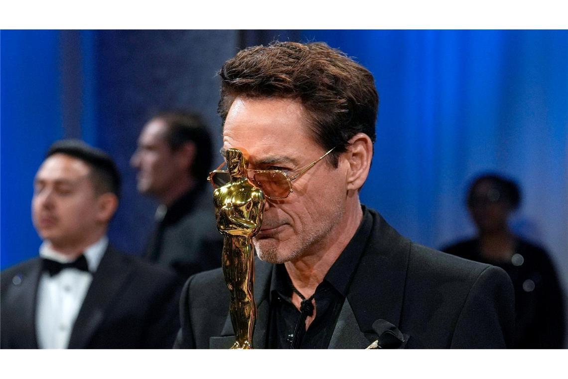 Robert Downey Jr. wurde in Los Angeles mit dem Oscar für die beste männliche Nebenrolle für "Oppenheimer" ausgzeichnet - einer von sieben Academy Awards für den Film über den amerikanischen Wissenschaftler.