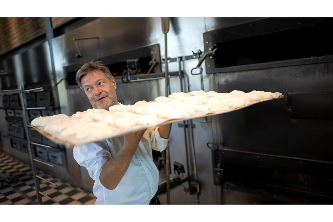 Robert Habeck (Bündnis 90/Die Grünen), Bundesminister für Wirtschaft und Klimaschutz, zeigt sein Talent in einer Bäckerei.