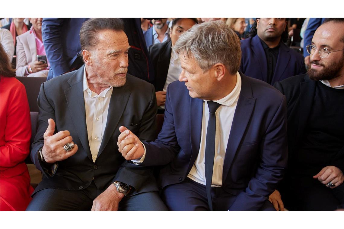 Robert Habeck und Arnold Schwarzenegger im Gespräch.