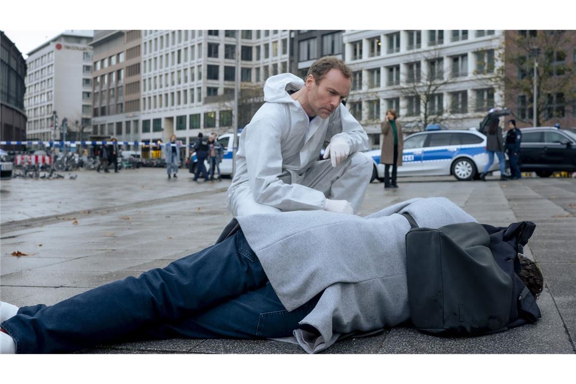 Robert Karow (Mark Waschke) betrachtet am Tatort die Leiche eines ehemaligen Politikers