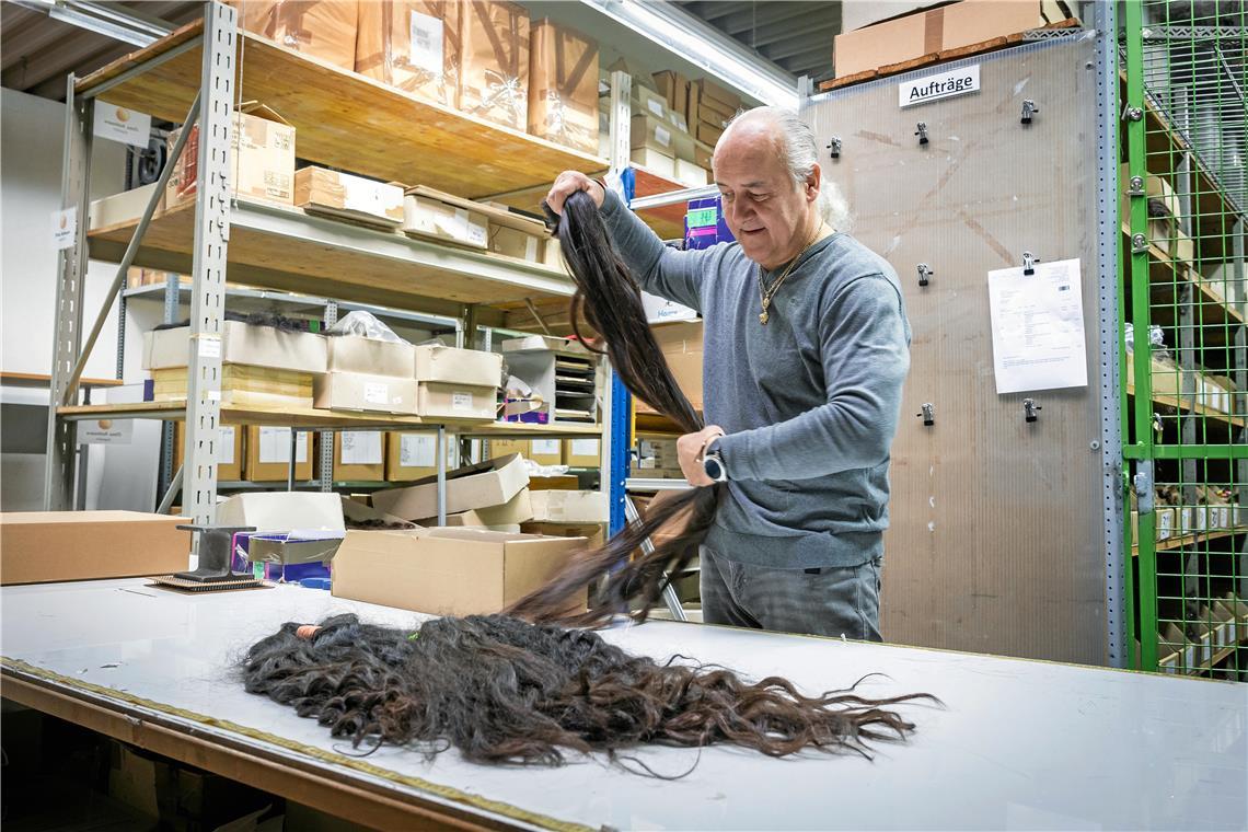 Robert Meißner packt auch selbst noch mit an. Viele Arbeiten wie das Separieren und Sortieren sind sehr aufwendig. Fotos: Alexander Becher