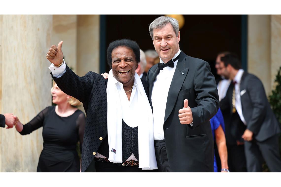 Roberto Blanco (l.) und Markus Söder genießen das Schaulaufen in Bayreuth