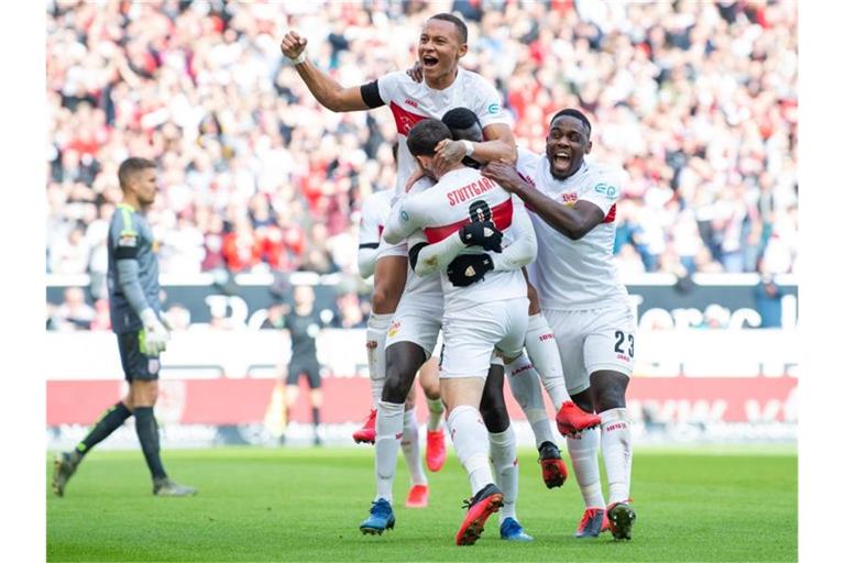 Roberto Massimo (oben Mitte) vom VfB Stuttgart jubelt mit Mannschaftskollegen. Foto: Tom Weller/dpa/Archivbild