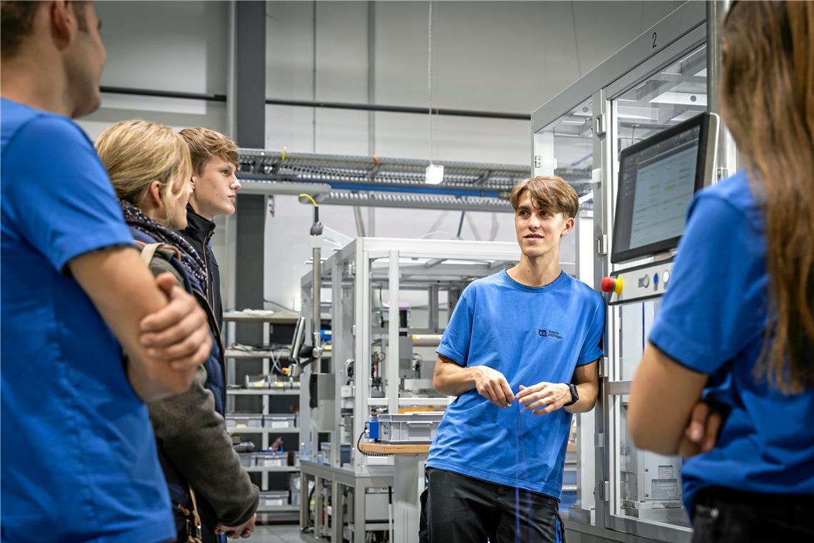 Robin Kopp arbeitet bei Harro Höfliger und erzählt den Besuchern von seinen Aufgaben als Mechatroniker. Fotos: Alexander Becher