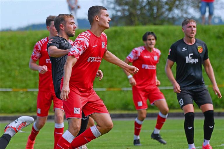 Robin Schwemmle (vorne) erzielt den Siegtreffer für die TSG Backnang in der Partie beim FC Holzhausen. Foto: Eibner